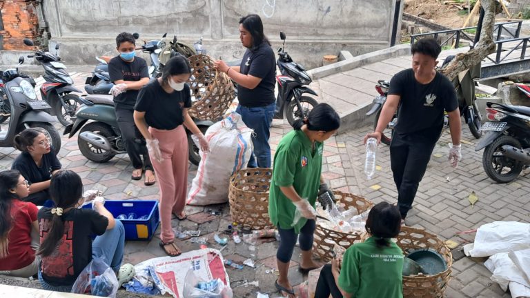 Aksi Peduli Lingkungan : Kegiatan Bank Sampah di Banjar Blangsinga