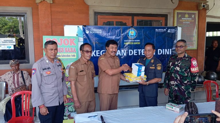Deteksi Dini Melalui Tes Urine oleh BNN Kabupaten Gianyar di Kantor Desa Saba dalam Rangka Menciptakan Desa Bersinar