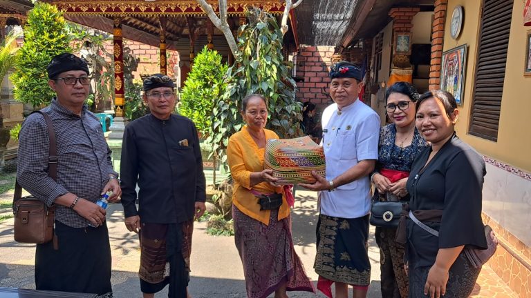 Kegiatan Sosial: Kunjungan Staff Kantor Desa Saba dalam Upacara Pengabenan di Desa Adat Bonbiyu