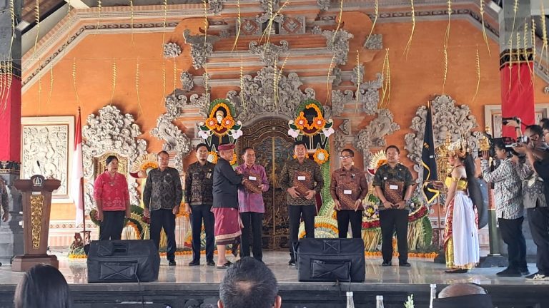 Saba Terima Sertifikat Desa Bersinar dari Kepala BNN RI