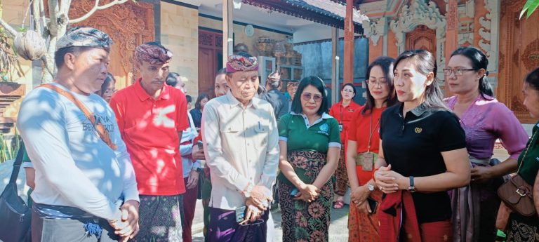 Kunjungan Kerja Ibu Ketua TP PKK Kabupaten Gianyar ke Desa Saba: Tinjau Teba Modern dan Serahkan Bantuan Kursi Roda
