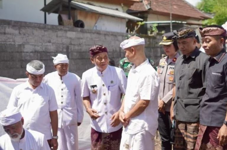 Pengusaha Turut Gotong Royong Bangun Kantor Desa Saba